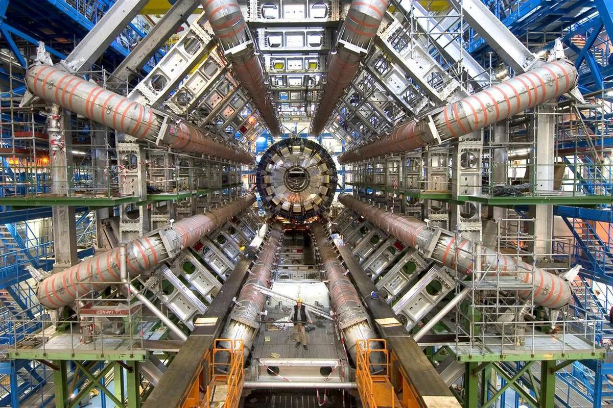 Large Hadron Collider 'ın 27 km'lik tünelinden bir kesit. Dikkatli bakarsanız, adamın taa oralardan nasıl da kıskanç kıskanç Türkiye'ye baktığını görebilirsiniz.