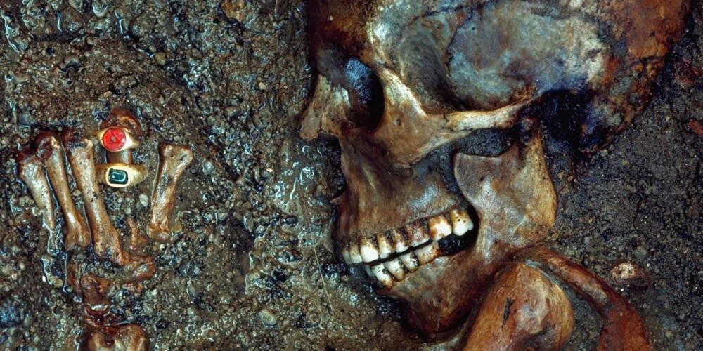 Vesuvius'un patlamasıyla lav ve kül altında kalmış bir kadın. Mücevherleri 2000 senelik.