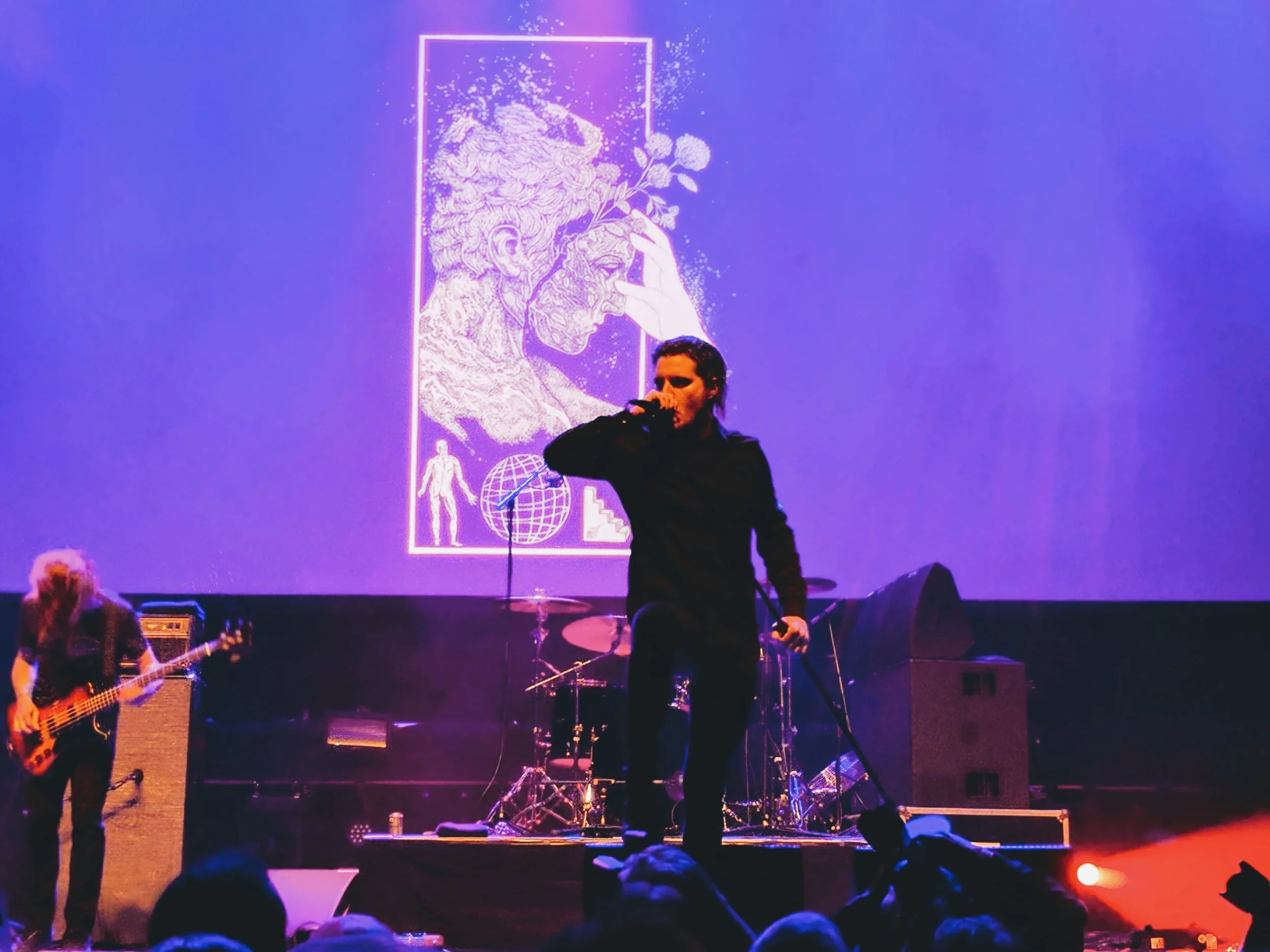 之前只在上海看过 Deafheaven。多年不见,George Clarke 头发更长,舞技更卓越
