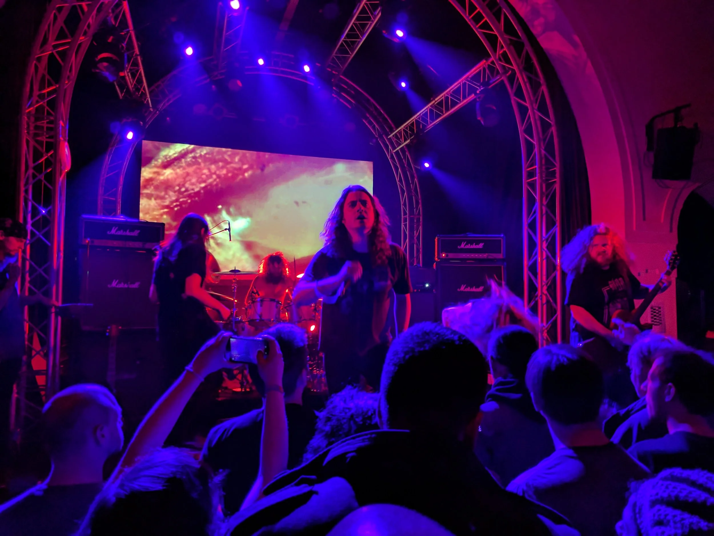 Inter Arma 演了《Paradise Gallows》里我的挚爱比如 An Archer in the Emptiness 和 Transfiguration,舞台像着了火。最后有两位嘉宾上台,在三个鼓手的敲击下结束