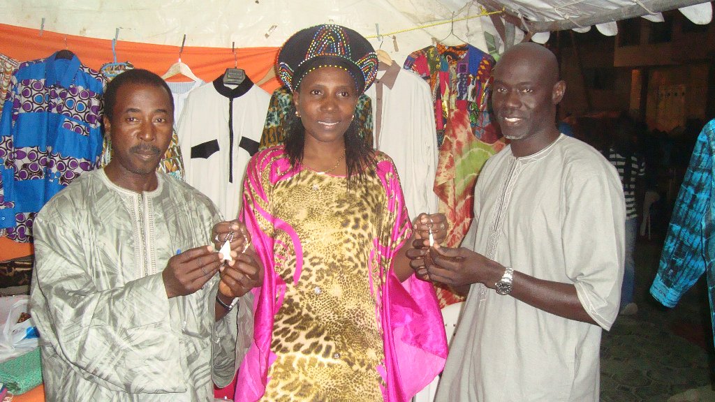 Lamine et Idrissa reçoivent des cadeaux d'une participante à la foire.