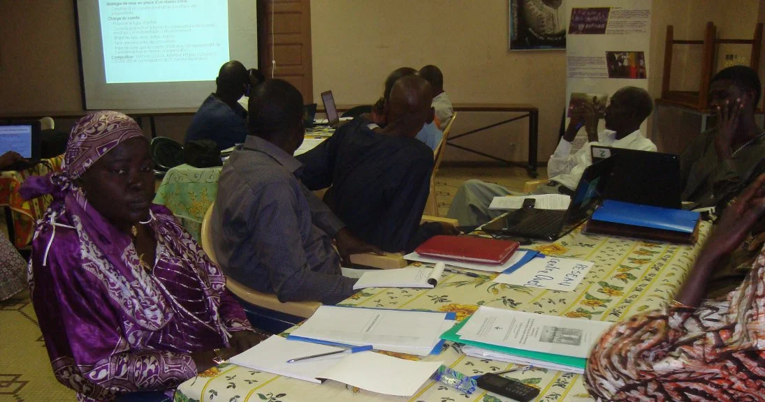 Fatou (à gauche, en violet) dans son groupe de travail.