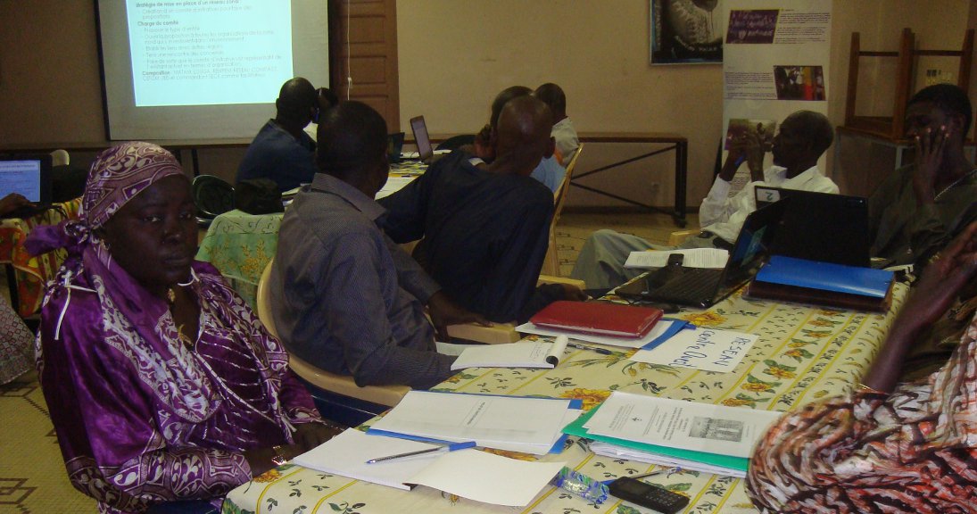 Fatou (à gauche, en violet) dans son groupe de travail.