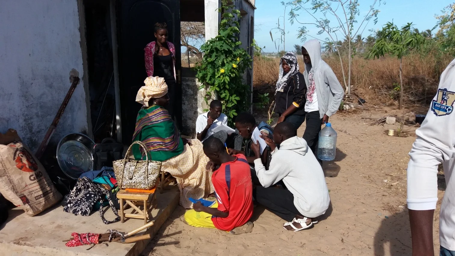 Une formatrice en micro jardinage apprenant aux membres du Club Environnement du Lycée Sergent Malamine Camara comment faire une infusion avec &nbsp;des feuilles de plusieurs plantes