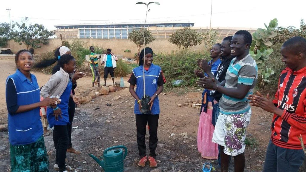 Plantation d'arbres dans l'espace social du jardin par Mme Ngom Mme Ngom , la responsable de l'animation du Club et professeur de SVT audit Lycée et par la Présidente du Club du Lycée