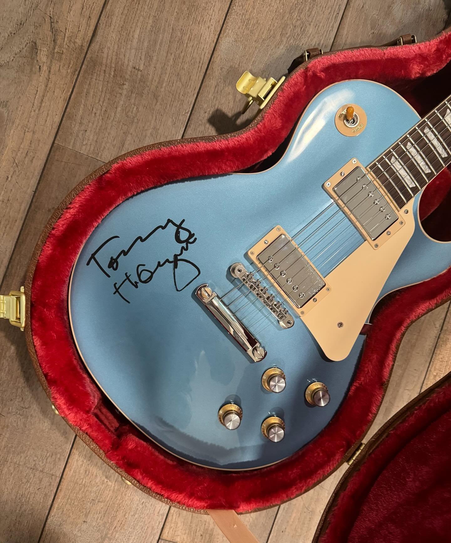 Grab your very own Electric &ldquo;A Whole Lotta Les&rdquo; Pelham Blue Guitar signed by Tommy Thayer &ldquo;The Spacement&rdquo; of KISS, complete with a hardshell case.

You don&rsquo;t want to miss! Bid now on @charitybuzz and help send our kidney