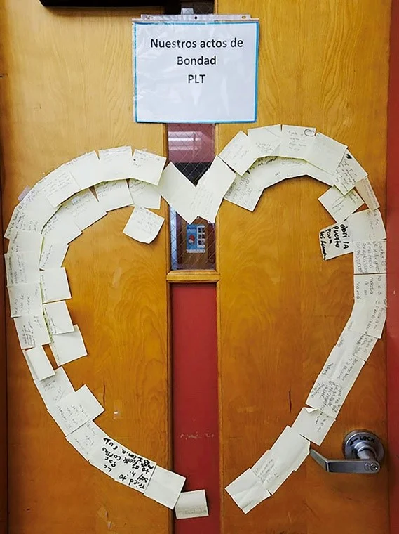 La clase de Tiempo de Aprendizaje Personalizado de Emelia muestra una colección en forma de corazón de "Actos de Bondad" para honrar a los estudiantes de Parkland, Florida.
