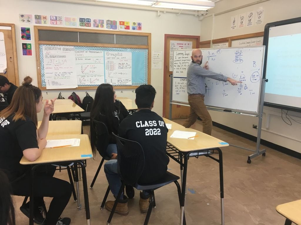 El Sr. Rafael responde a una pregunta de álgebra con más preguntas, animando a nuestros estudiantes a trabajar hacia la respuesta.