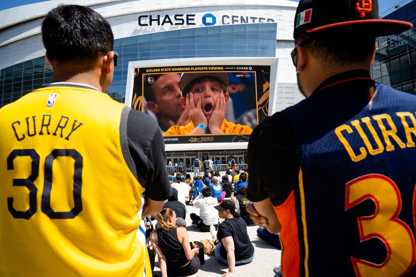 📍Chase Center | #onassignment for @sfchronicle | Thanks @alvinjornada for the call! 
.
.
.
Warriors vs. Kings: Fan coverage at Thrive City, right outside the Chase Center, during game 4 of the Western Conference Playoffs.