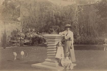 history-grandmother-walled-garden-1910.jpg