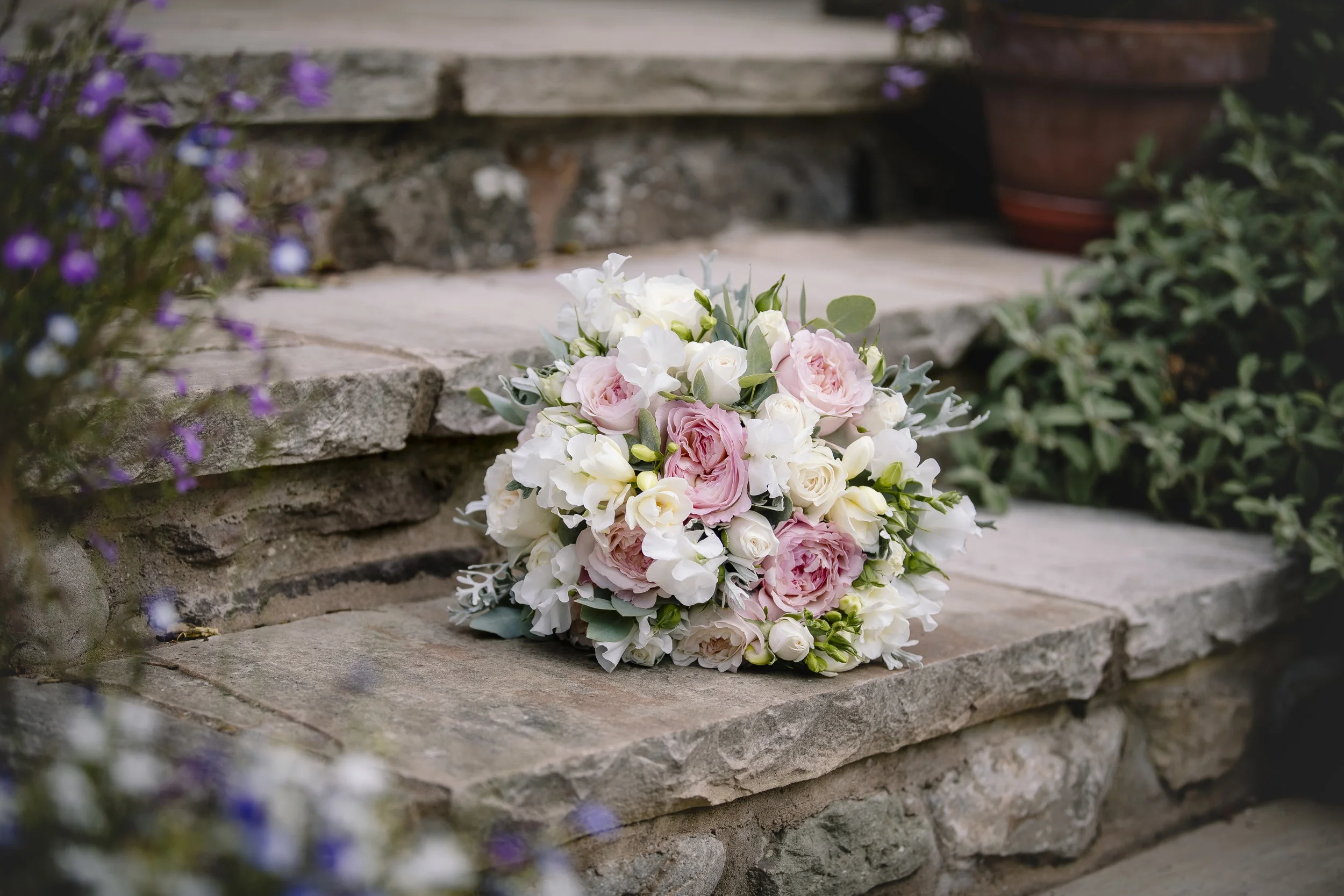  Photographer-&nbsp;Lucy J Toms Photography.  http://www.lucyj.net/  Wedding Planner- Amy http://amaranthyne.co.uk/ 