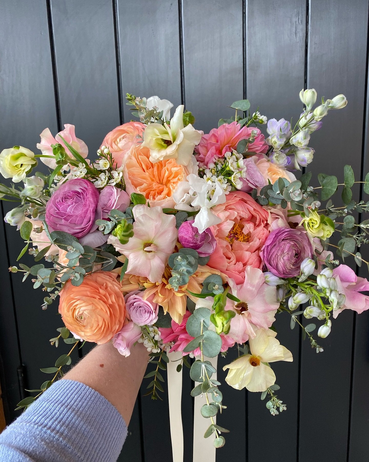 Loved Effie&rsquo;s wedding bouquet whom married last weekend at the beautiful @barnsandyard Lots more to share but had to give the bouquet a post of its own ❤️ Amazing having peonies back, plus Dahlias and Sweetpeas, all the favs 🌸💕