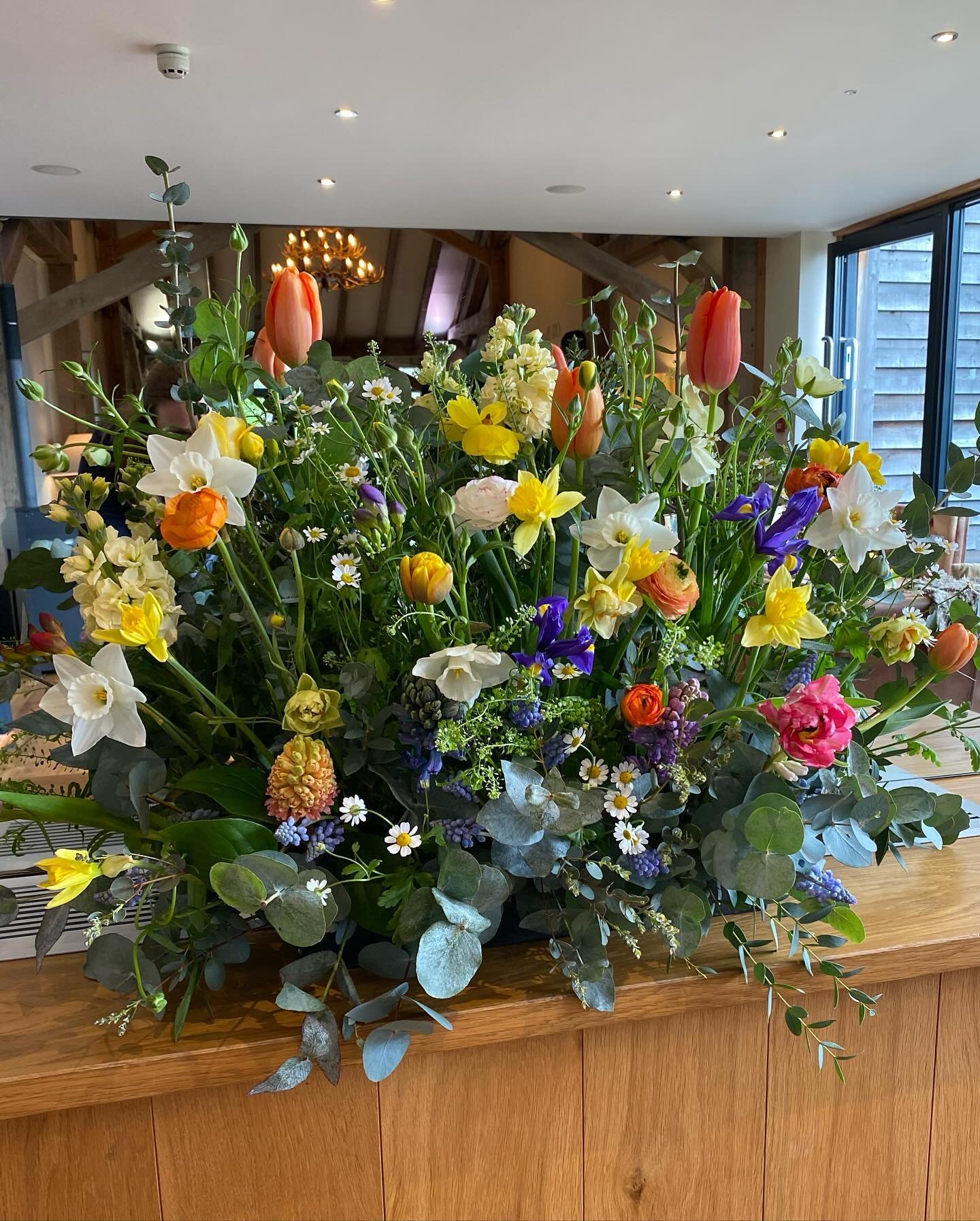 All the wonderful spring flowers for Chloe&rsquo;s beautiful March wedding 🌼 @bredenburycourtbarns Loved how the pocket square flowers looked, swipe across to see all the details 🪻💐🌷 
#bredenburycourtbarnsweddingvenue 
#herefordwedding 
#weddingf