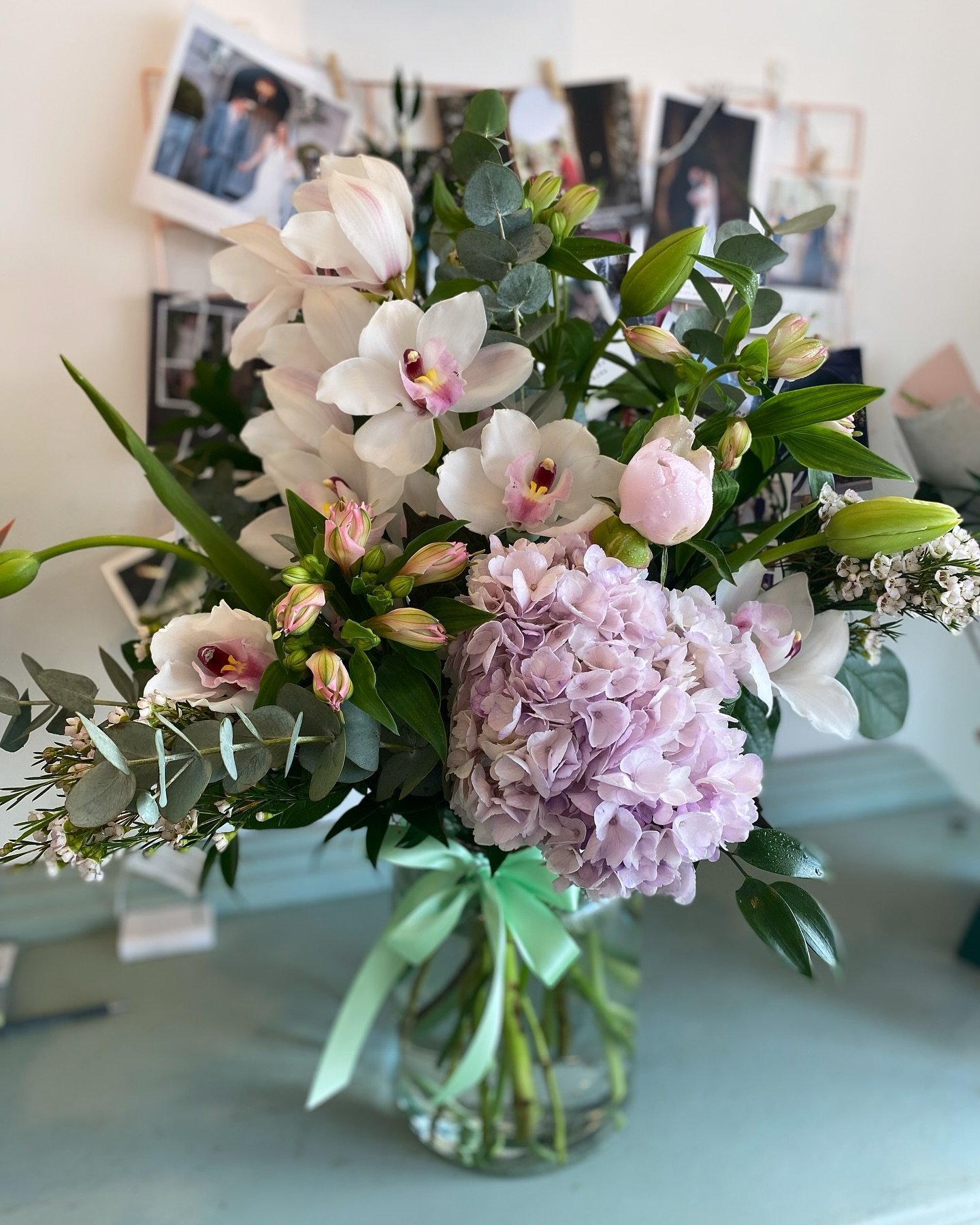 A beautiful vase arrangement for a lovely corporate client of ours 💐 
#officeflowers #receptionflowers #herefordflorist