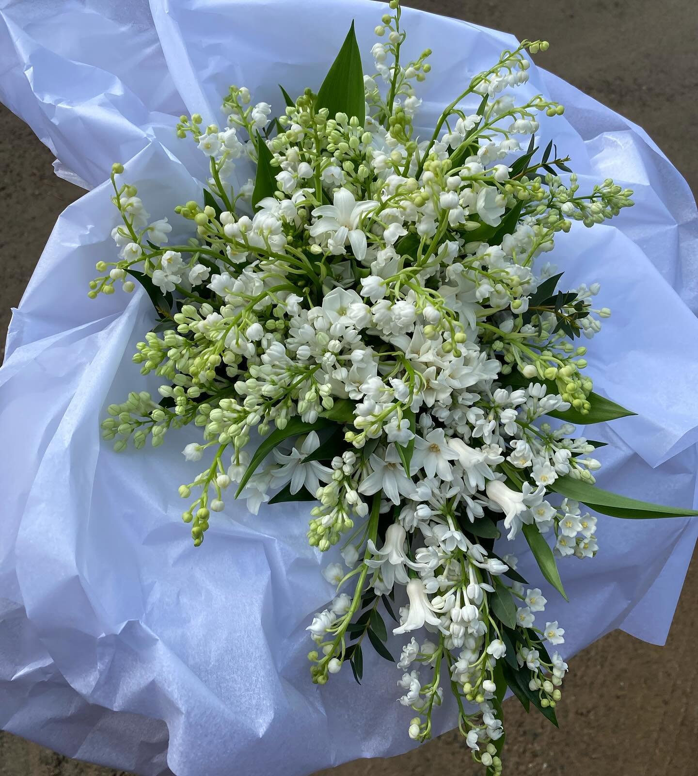 Gemma&rsquo;s beautiful wedding flowers with Lily of Valley for the bridal party flowers (which smelt amazing!) plus the most colourful spring flowers to dress @brinsopcourt 🌸💐💕🪻
