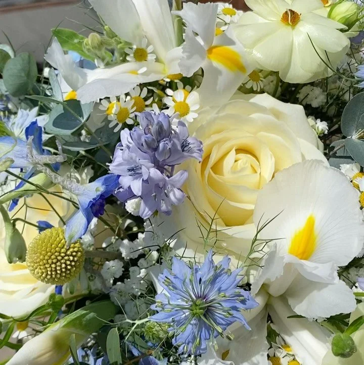 Louise and Joes beautiful spring style wedding flowers who married in May at the magical @brinsopcourt 🩵🌟🐝