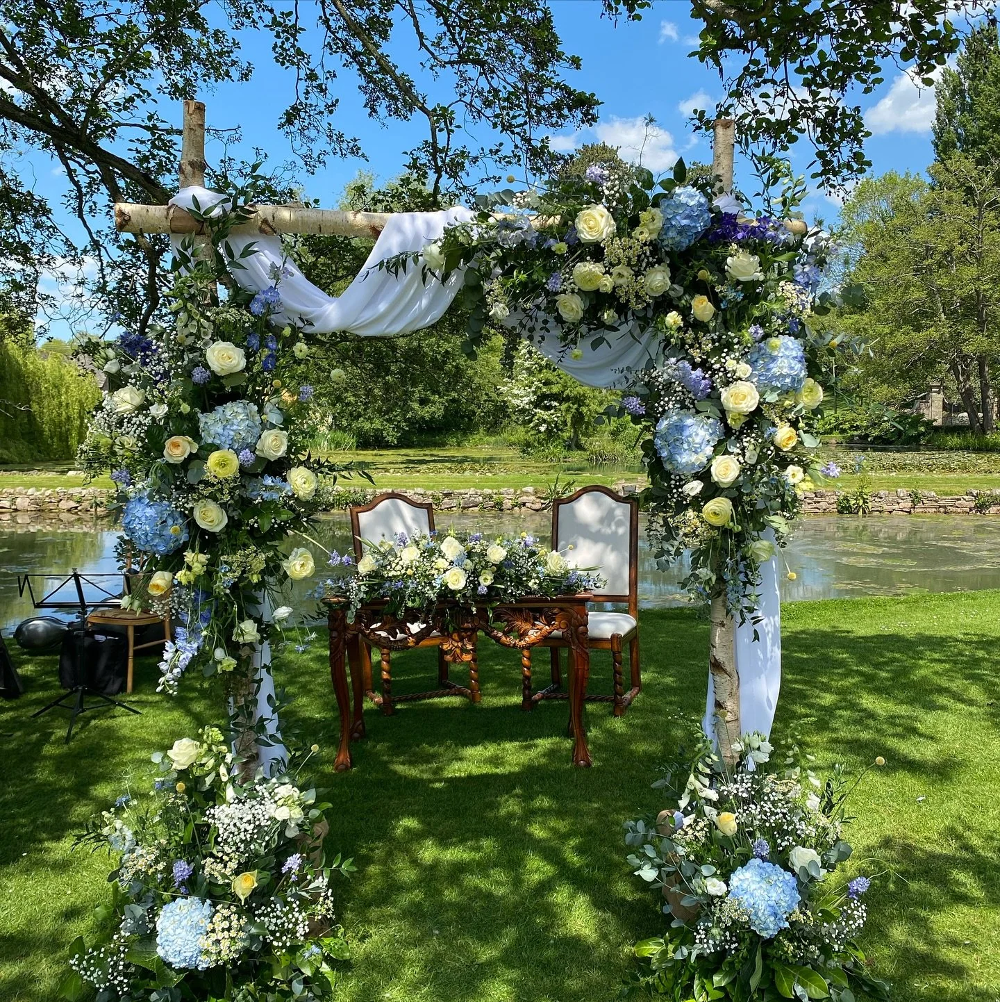 Louise and Joes dreamy setup at the stunning Brinsop Court 🩵🌼