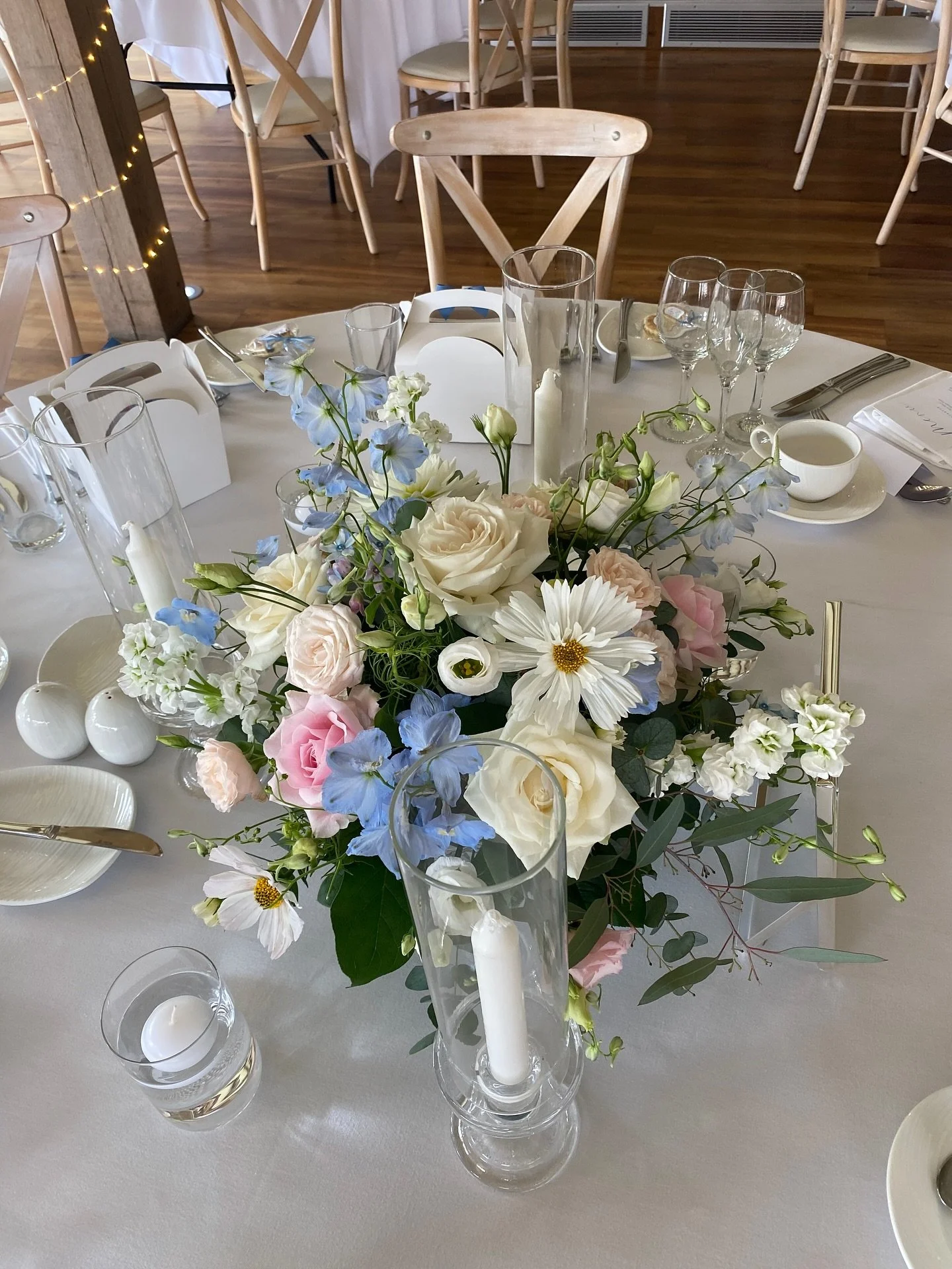 Beautiful venue flowers for the lovely @bredenburycourtbarns loves the milk churns with a bespoke arch for the lovely couple ❤️