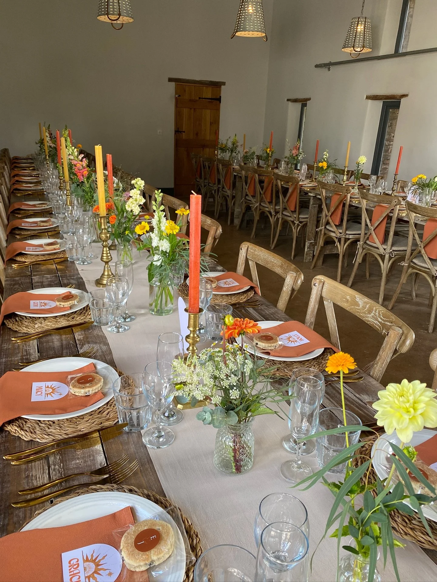 💛 The dreamy reception flowers and amazing cake for Emily and Josh at @thebarnatdrovers 🍰 @weddingcakesbykaren