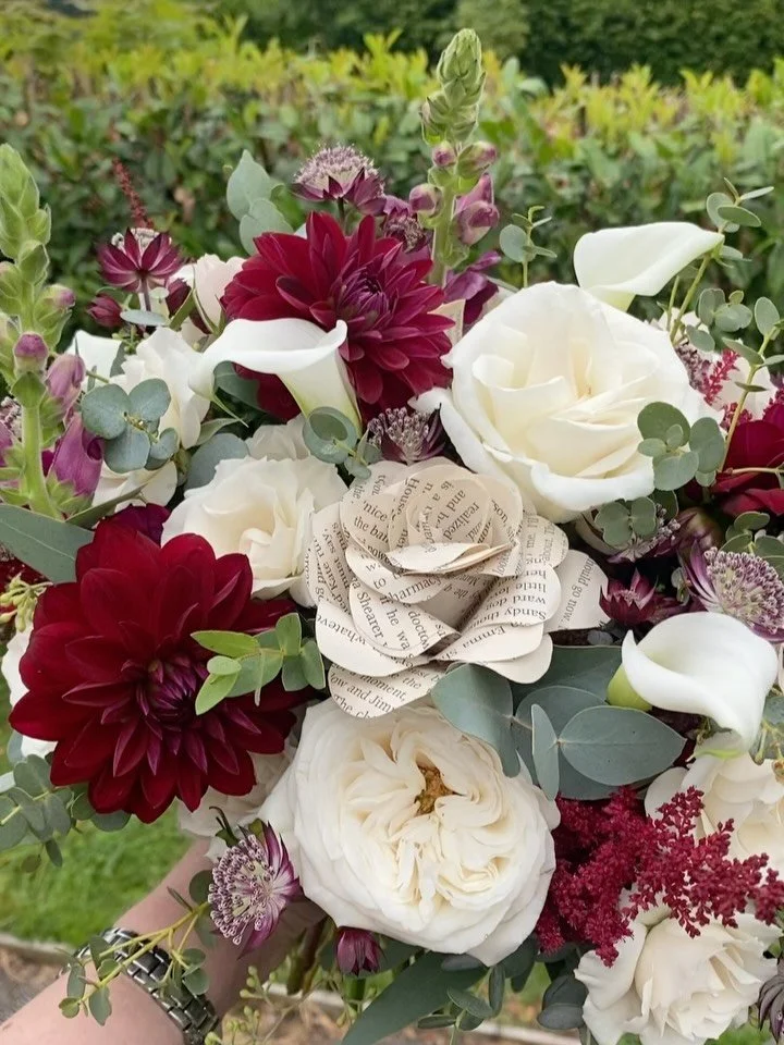 Steph and Ben&rsquo;s wedding was absolutely beautiful &mdash; and this time, I got to be a guest too! 💐 Steph made the most stunning book-page roses, which we tucked throughout the floral arrangements. Such a perfect personal touch! 💕📖 🌹
A pleas