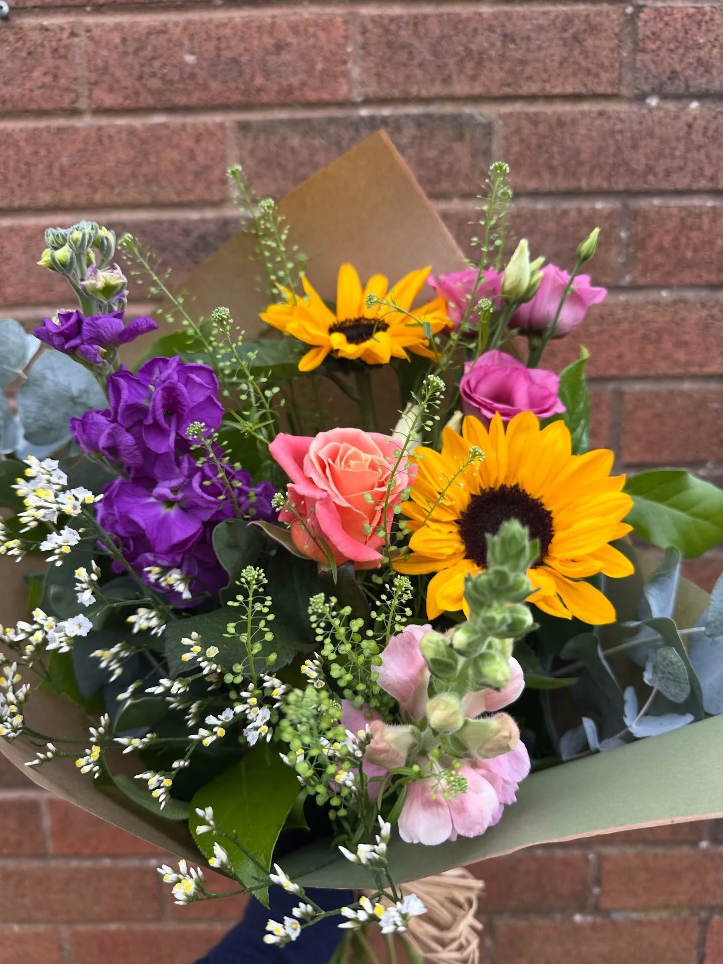 No Black Friday here, we are having a colourful Friday instead! 🌈 🌻 we have a special offer of a colourful bunch for just &pound;20.00! Available for the rest of week whilst stocks last 🦄 

#supportlocal #supportindependent #hereford #herefordflor