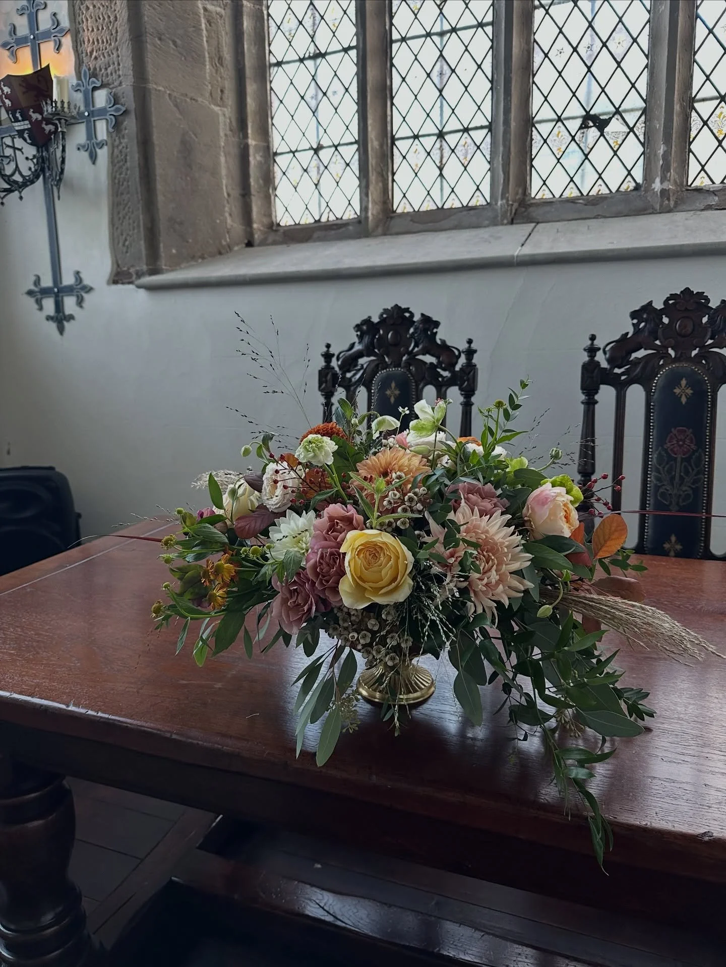 November highlights ✨ beautiful autumnal days with beautiful weddings, lovely thank you cards, enjoying dahlias still this late in the year! Gearing up for Christmas, finished with wonderful wreath workshops 🎄 Hello December 🤶