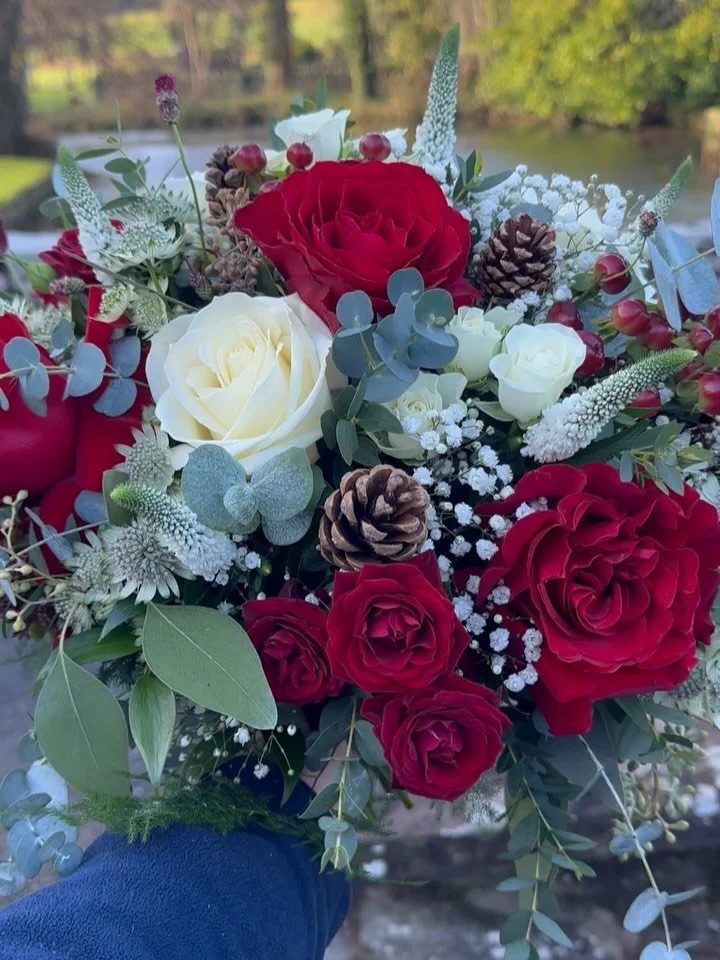 Our penultimate wedding of the year for the lovely Jess &hearts;️ Beautiful roses, berries, cute cones plus lots of Christmassy foliage 🎄 congratulations to the lovely couple 

#weddingflowersherefordshire #winterwedding #weddingflowers