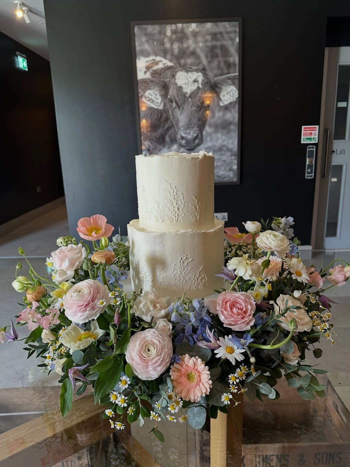 I was so excited to create my first cake meadow, hopefully not my last! Love it 💕 beautiful cake by @carascreativecakes 🌸