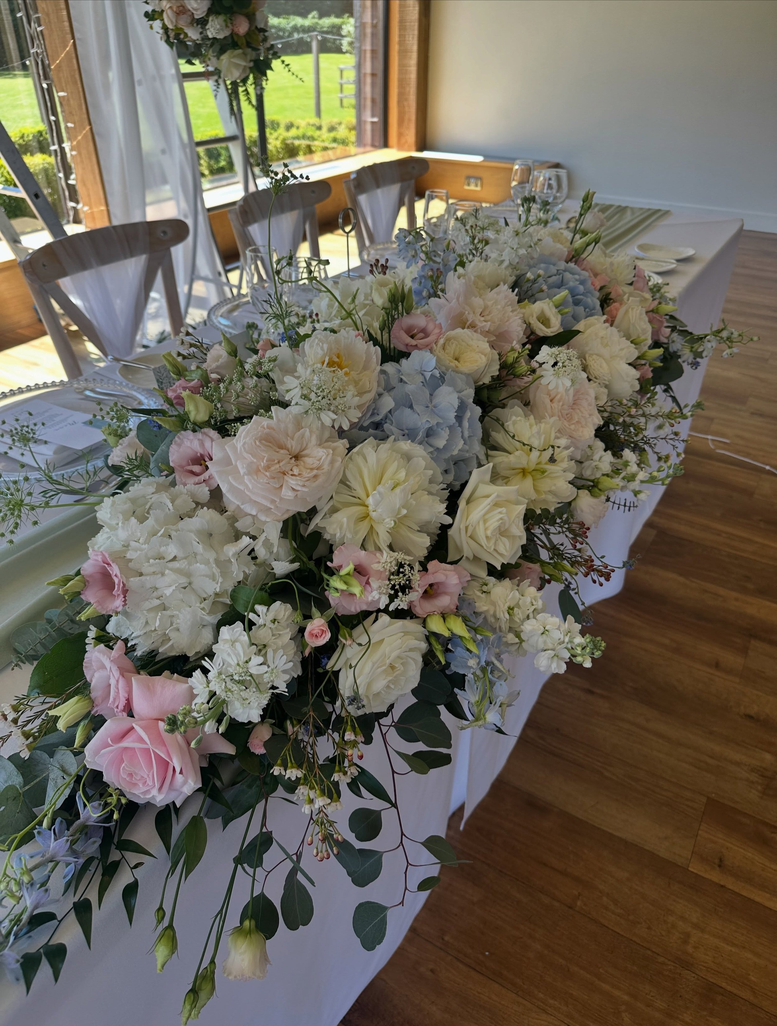 A beautiful setup at @bredenburycourtbarns for Jenny and Gary&rsquo;s wedding reception plus a stunning cake by @emilyrosecakeshereford 🎂🌸💕