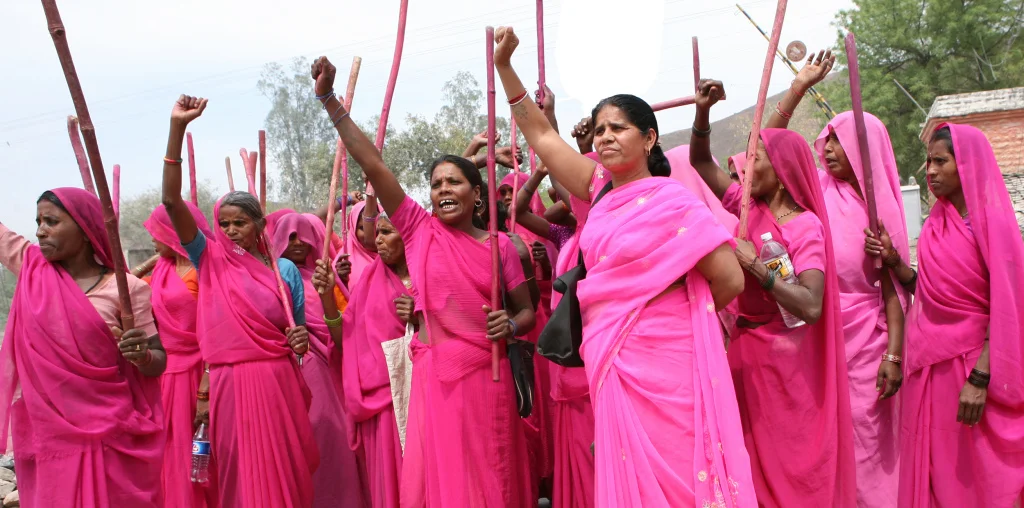 source image : http://fembotmag.com/2014/09/30/how-one-all-female-gang-in-india-is-causing-a-revolution/