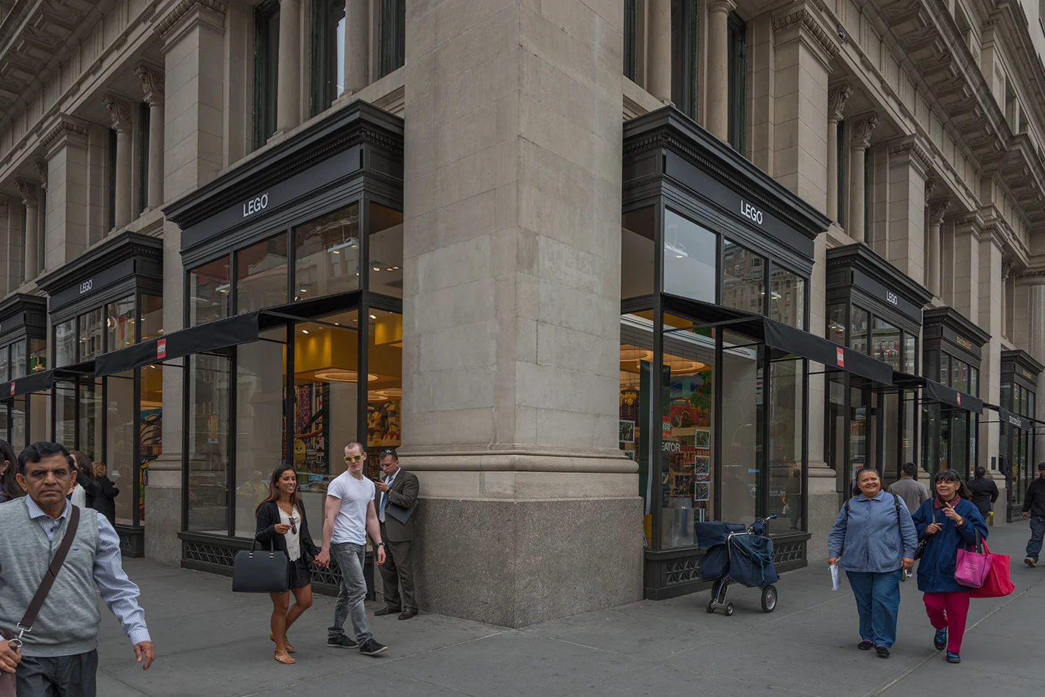 ROCK MAMA NYC LIFESTYLE BLOG - Brand new lego store