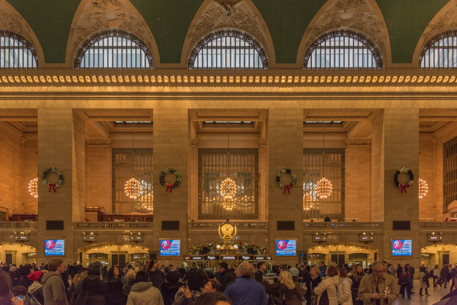 ROCK MAMA NYC LIFESTYLE BLOG - HOLIDAY TIME IN GRAND CENTRAL STATION
