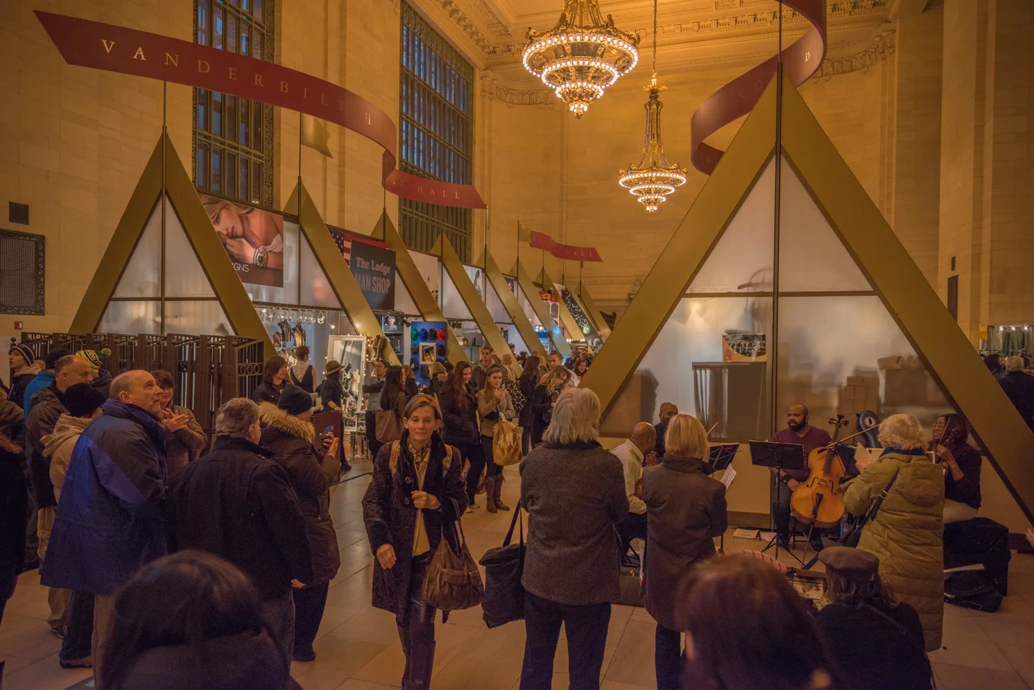 ROCK MAMA NYC LIFESTYLE BLOG - HOLIDAY TIME IN GRAND CENTRAL STATION
