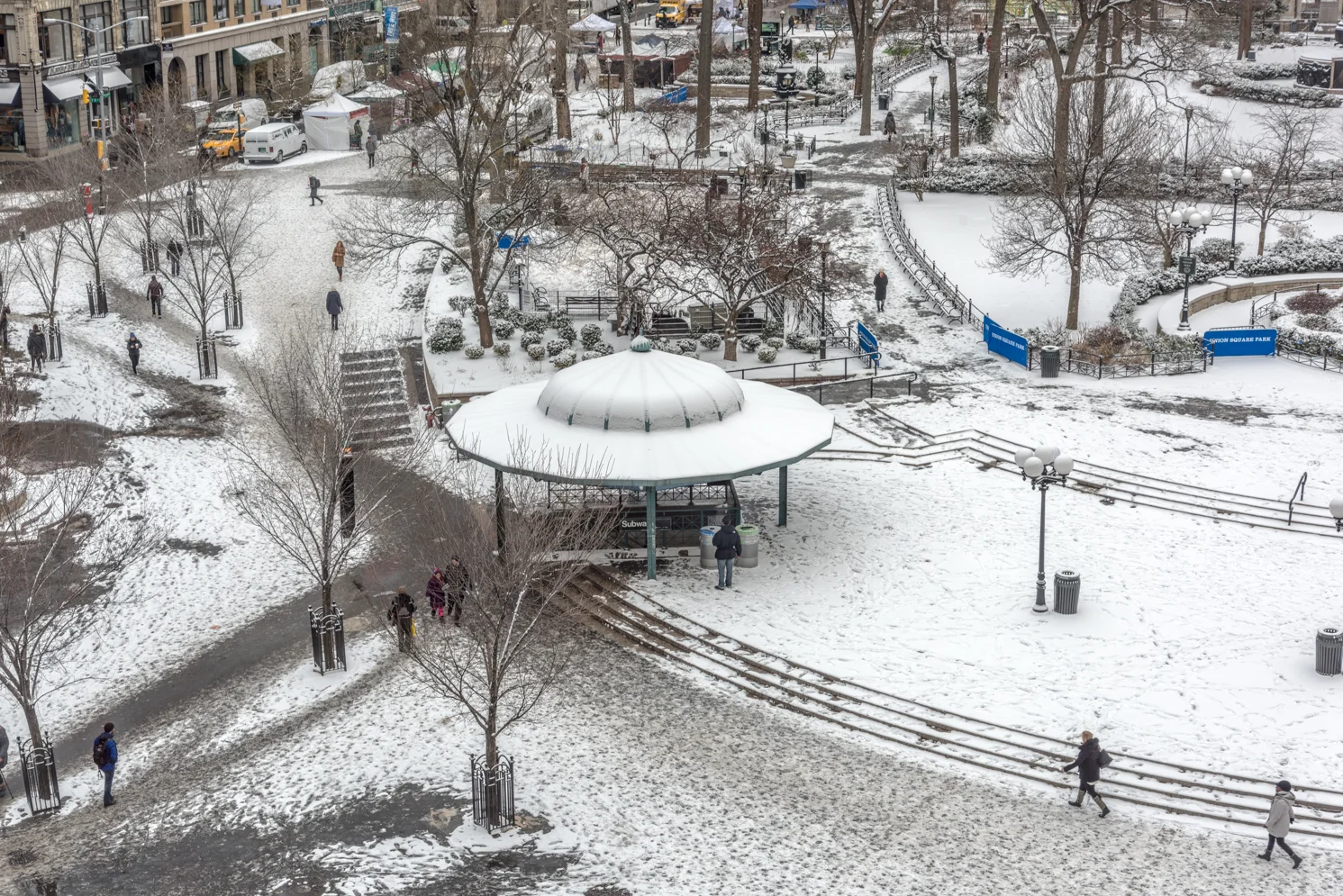 ROCK MAMA NYC LIFESTYLE BLOG - FIRST SNOW FALL OF 2015 AT UNION SQUARE PARK NEW YORK CITY
