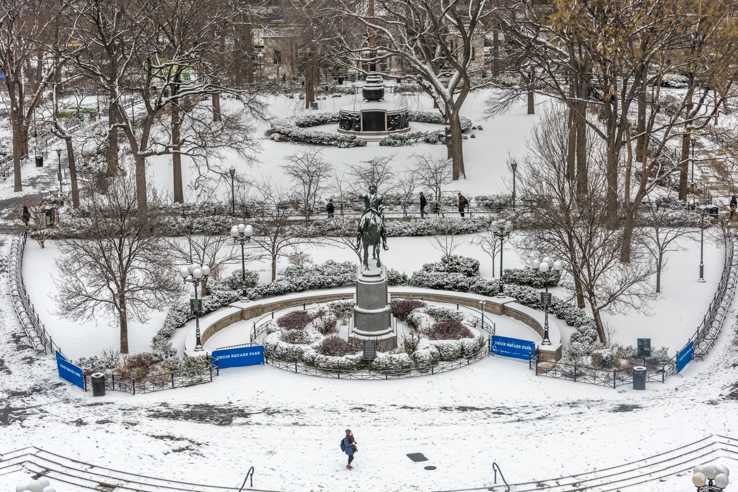 ROCK MAMA NYC LIFESTYLE BLOG - FIRST SNOW FALL OF 2015 AT UNION SQUARE PARK NEW YORK CITY