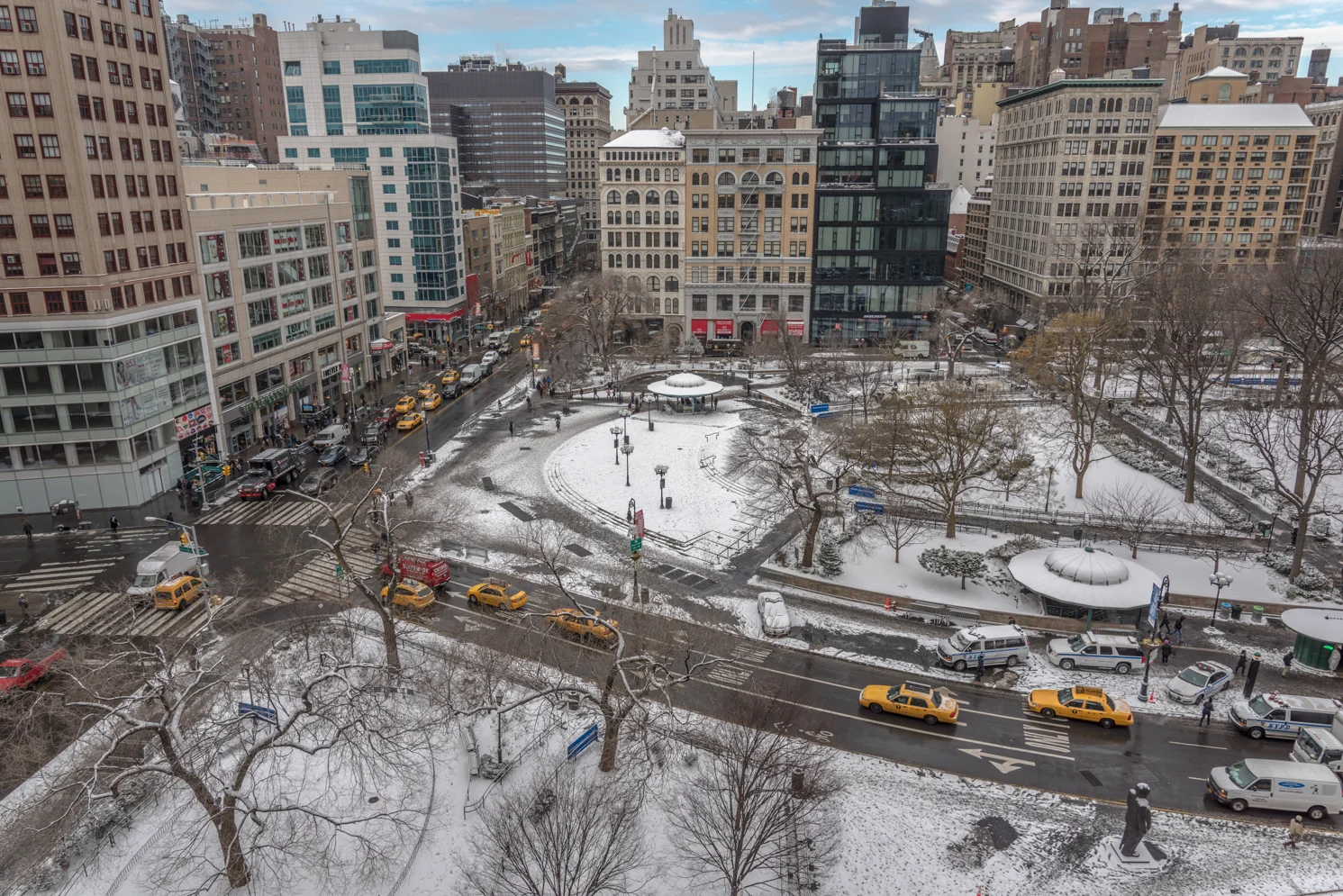 ROCK MAMA NYC LIFESTYLE BLOG - FIRST SNOW FALL OF 2015 AT UNION SQUARE PARK NEW YORK CITY
