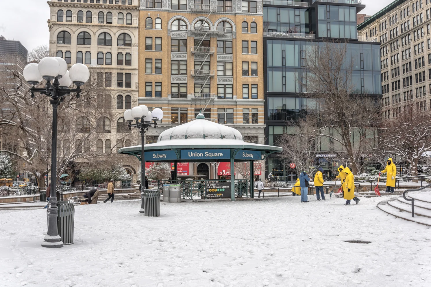 ROCK MAMA NYC LIFESTYLE BLOG - FIRST SNOW FALL OF 2015 AT UNION SQUARE PARK NEW YORK CITY