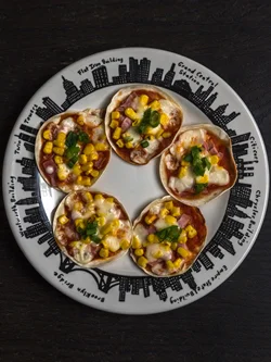 Super Easy Gyoza Skin Pizza 餃子の皮を使った簡単スナック