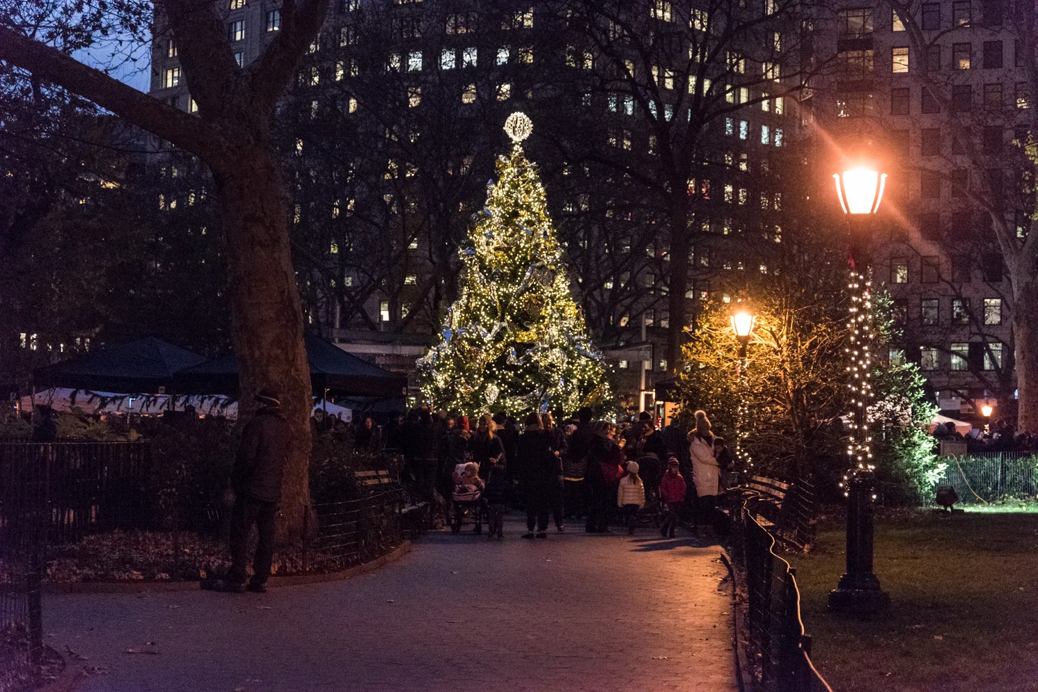 ROCK MAMA NYC LIFESTYLE BLOG - MADISON SQUARE PARK CHRISTMAS TREE LIGHTING