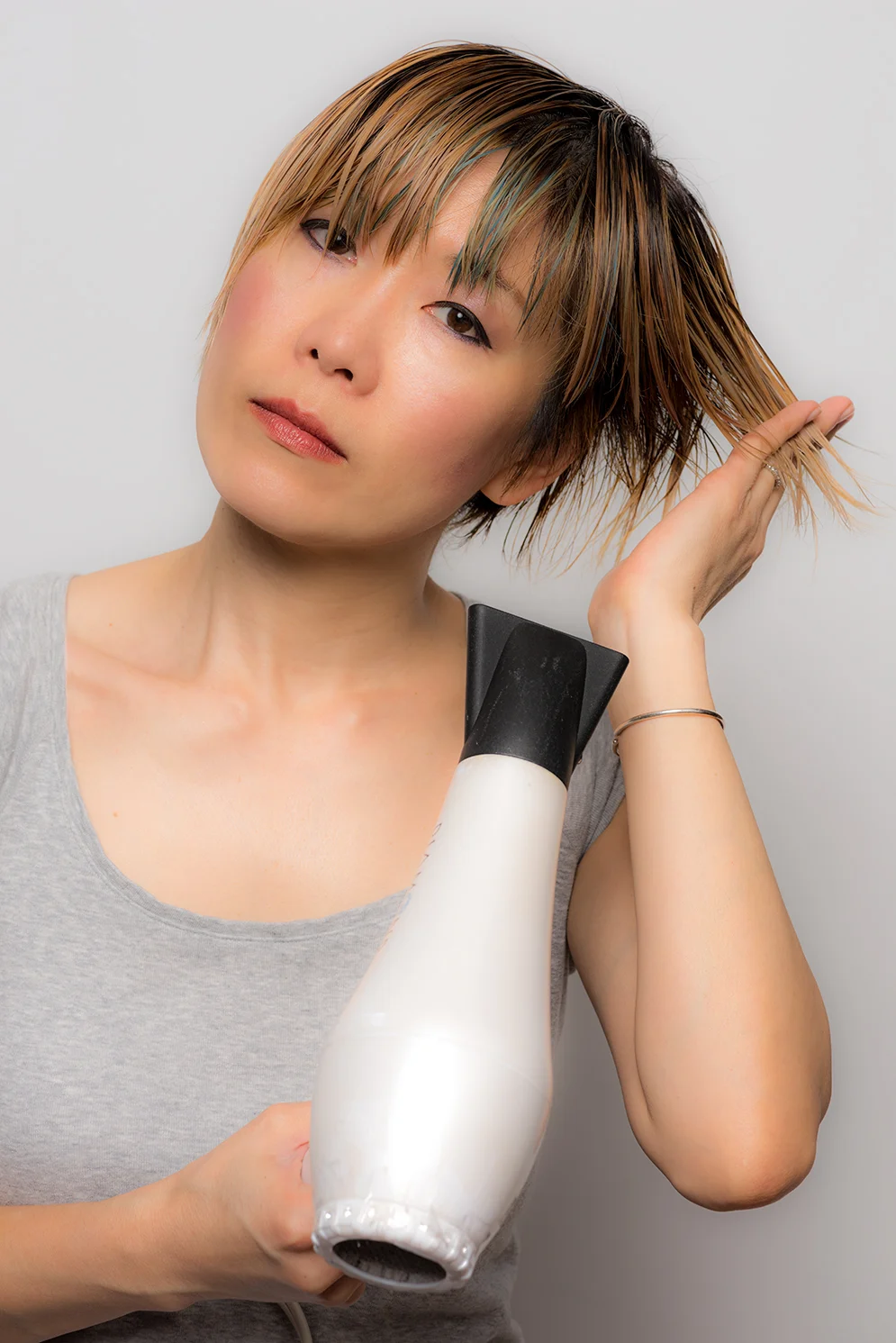 Tips For Taking Care Of Frizzy Hair 正しい髪の乾かし方