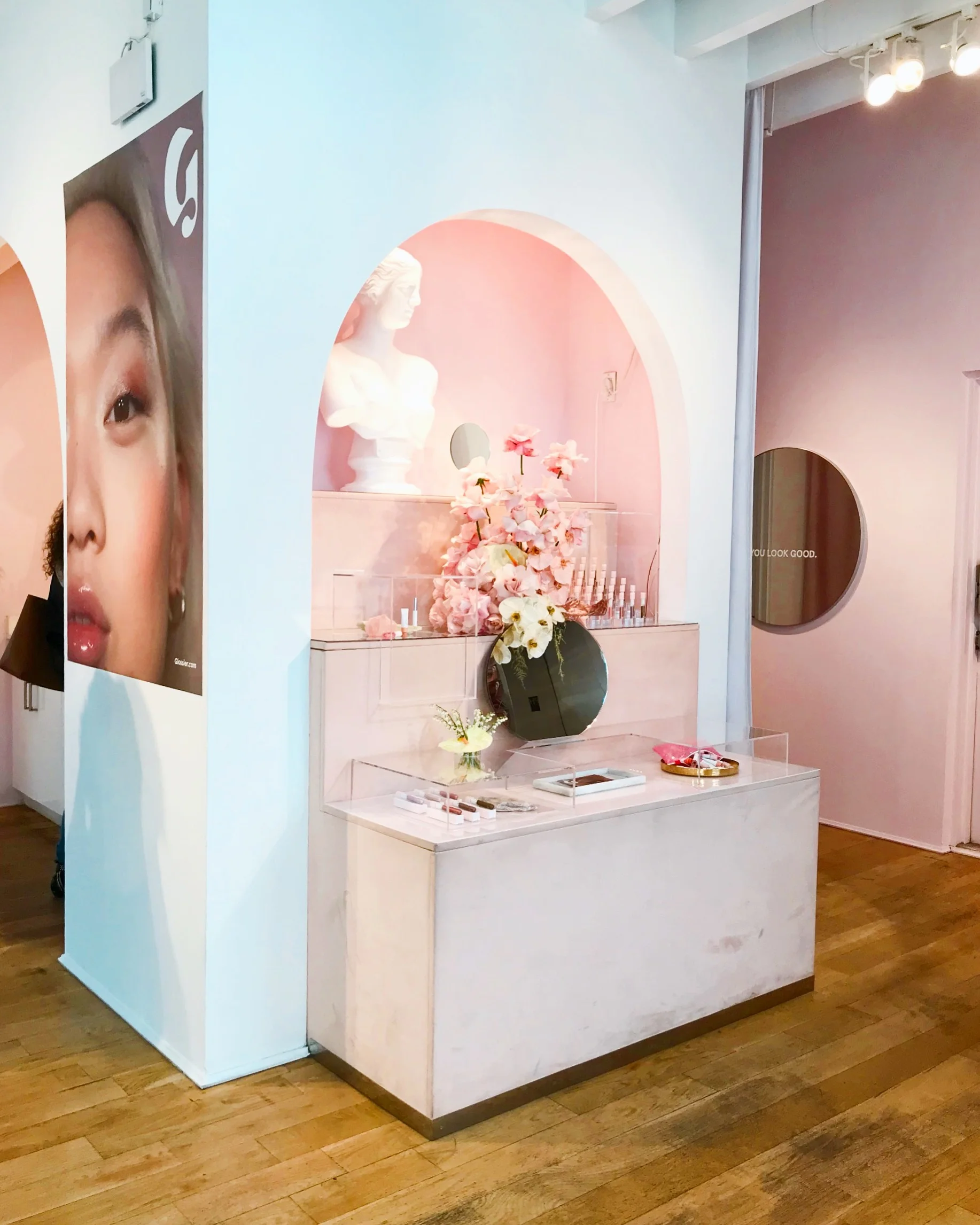Kawaii Spot In NYC - Glossier Show Room ニューヨークの可愛いコスメショップ