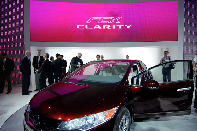 nikolaicornell_honda_fcxclarityexhibit_01.jpg