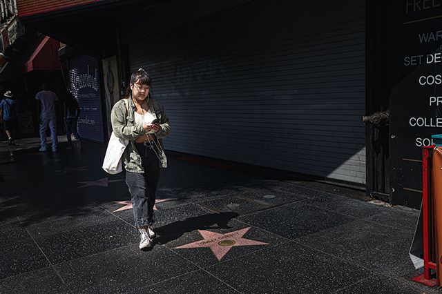 “Studentis universitatis — Subfamily blender”
This focused individual didn’t even notice me in my vantage point, she passed me so quickly. Notice that she proudly displays her tech but at the same time chooses garb designed to