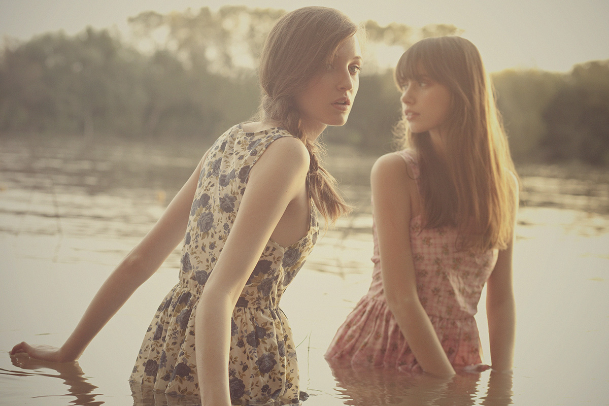 Подружка речка. Антонелла Арисменди. Две девушки. Подруги на озере. Фотосессия двух девушек.