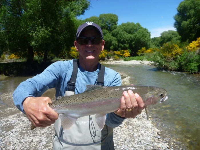 Bobby with a Green beetle muncher, after several refusals of our Parachute style Manuka beetle, we opted for a low profile pattern that rode low down in the surface film.....it did the trick :) A must have pattern for any travelling angleā¦