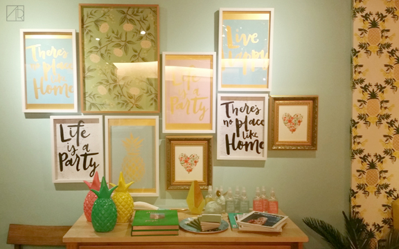 Love this wall and all those pineapples!