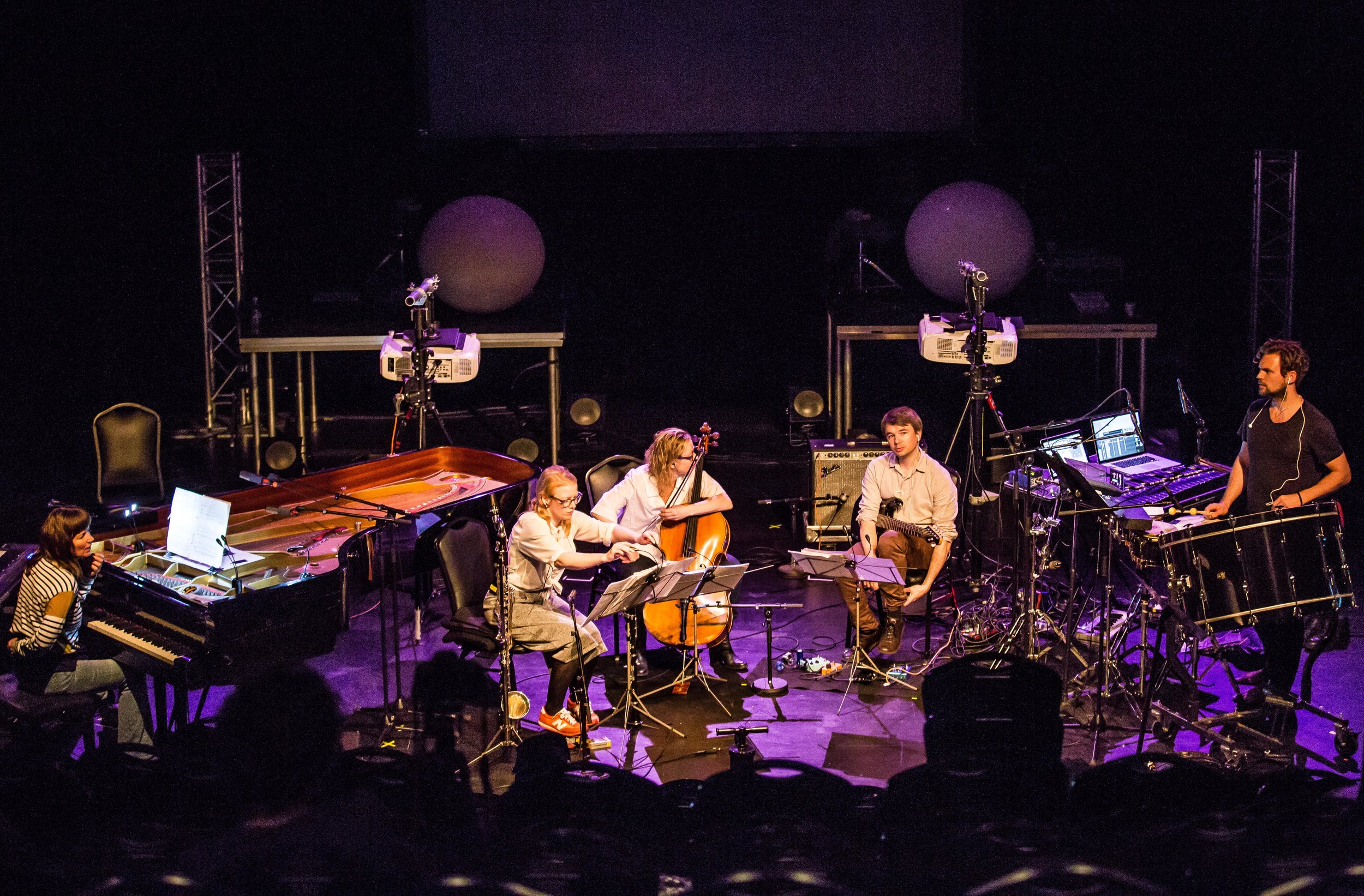 Ensemble Asamisimasa performing Oh I see by Carola Bauckholt. Photo by Magnus Skrede.