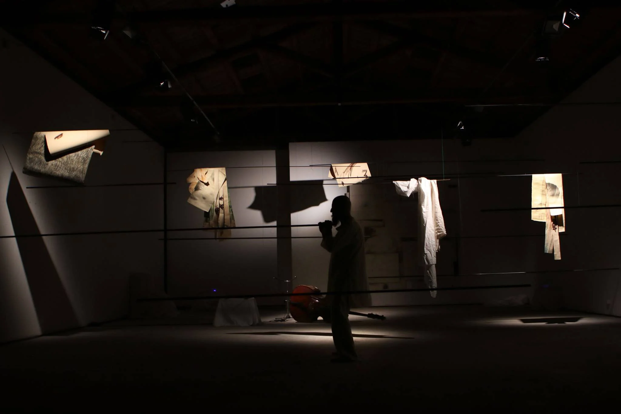 Installazione per la rassegna , Via Varco segni e suoni, con una performance ed improvvisazioni sonore di Maurizio Chiantone. Studio Umberto Manzo Rotondi, Aprile 2019