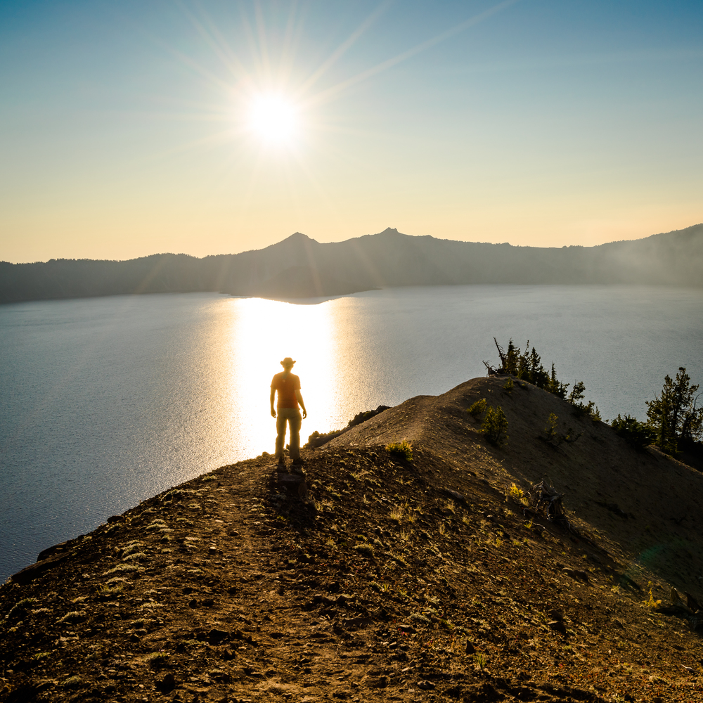  Hiking along the rim of Crater Lake 
