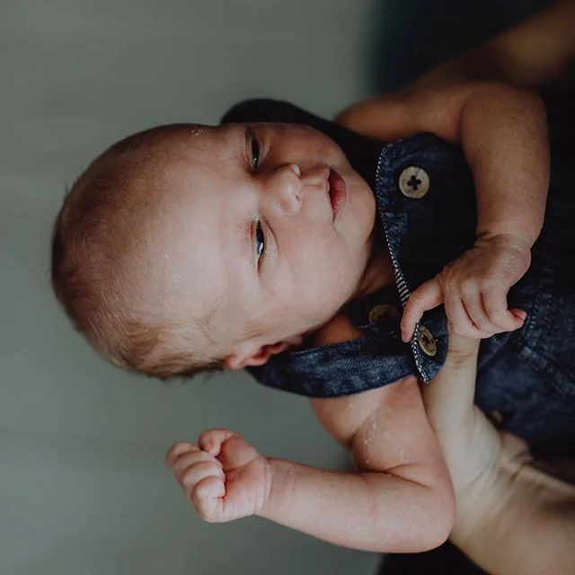Hjemme foto hos denne fine familien. 
Nyf&oslash;dtfoto med s&oslash;sken og familie foto🍃 helt perfekt